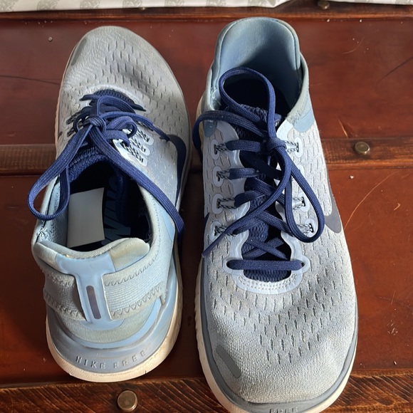 Nike running shoe - Picture 2 of 5